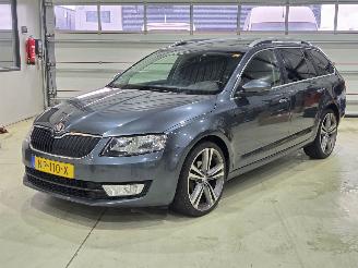 skadebil auto Skoda Octavia 1.6 TDI Greentech PANO 2017/3