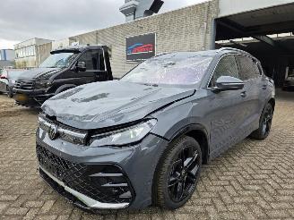 Coche accidentado Volkswagen Tiguan R-Line 1.5eTSI ProMax-Navi Head-Up Keyless IQ-Light 360View Massage Sfeerverl. Acc Lane-Assist Trekhaak 110KW/150PK 2024/3