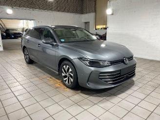 Coche accidentado Volkswagen Passat Variant 2.0 TDI DSG Business HUD/AHK/SH 2024/10