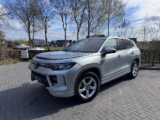 krockskadad bil auto Volkswagen Tayron Tayron 1.5 TSI eHybrid 150 kW Elegance PANO HUD Trekhaak VOL! 2025/3