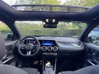 Mercedes GLA Mercedes-Benz GLA 180 AMG PANORAMA HUD Memorie Trekhaak Ambiance Massage VOL!! picture 3