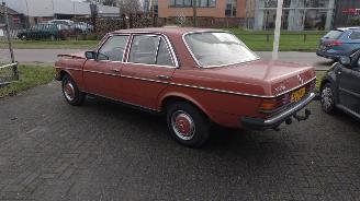 Mercedes 200-280 diesel 200 d loopt super!! picture 4