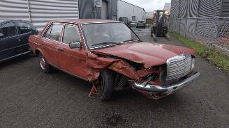 Coche accidentado Mercedes 200-280 diesel 200 d loopt super!! 1983/1