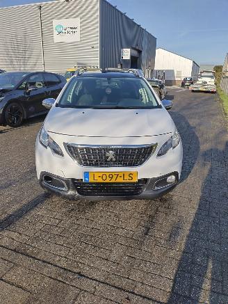 Peugeot 2008 1.2 Style Panodak Ac Cruise Mooie auto weing schade! picture 2