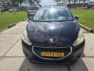Vaurioauto  passenger cars Peugeot 208 1.2vti 2013/1