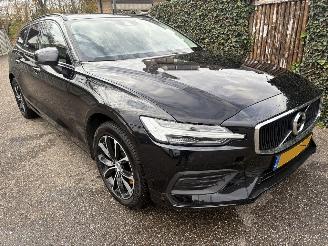 Auto incidentate Volvo V-60 2.0 B3 Momentum Advantage AUTOMAAT 174PK 2020/10