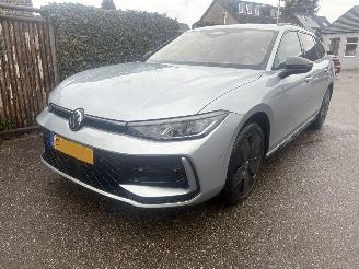 Voiture accidenté Volkswagen Passat 1.5 eTSI R-Line Edi PANORMA VOLL 2024/12