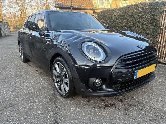 krockskadad bil auto Mini Clubman 1.5 TSI AUTOMAAT -LEER- PANORAMA 140 PK 2023/10