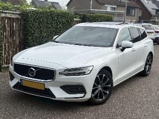 Damaged car Volvo V-60 R-DESIGN 2.0 D MOMENTUM-LEER-PANO-AUTOMAAT-150PK-BOM VOL 2019/4