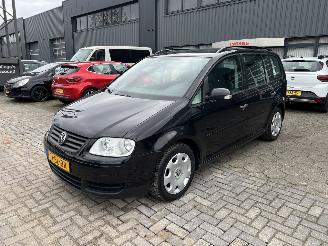 uszkodzony samochody osobowe Volkswagen Touran 1.6 16V FSI Business 2006/2