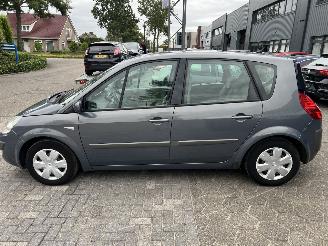 Renault Scenic 1.6-16V Privilège Comfort picture 2