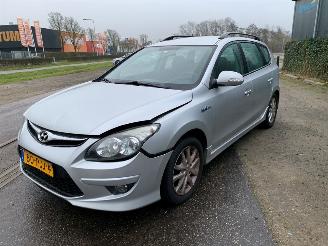 Voiture accidenté Hyundai I-30 1.6 CVVT 16V Combi/o  Benzine 1.591cc 93kW (126pk) FWD 2008-02/2012-06 (F5P6; F5PA; F5PE; F5PI) G4FCG 2011/2