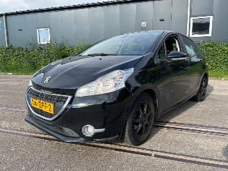 Schadeauto Peugeot 208 1.4 HDi Hatchback  Diesel 1.398cc 50kW (68pk) FWD 2012-03/2019-12 (CA8HP; CC8HP) DV4C; 8HP 2013/2