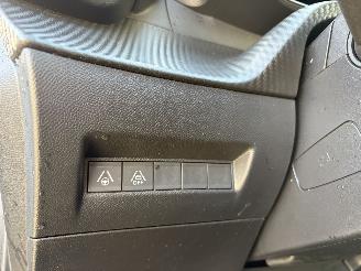 Peugeot 208 GT AUTOMATIC picture 17
