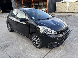 Vaurioauto  passenger cars Peugeot 208 1 PHASE 2 1,2 2017/8