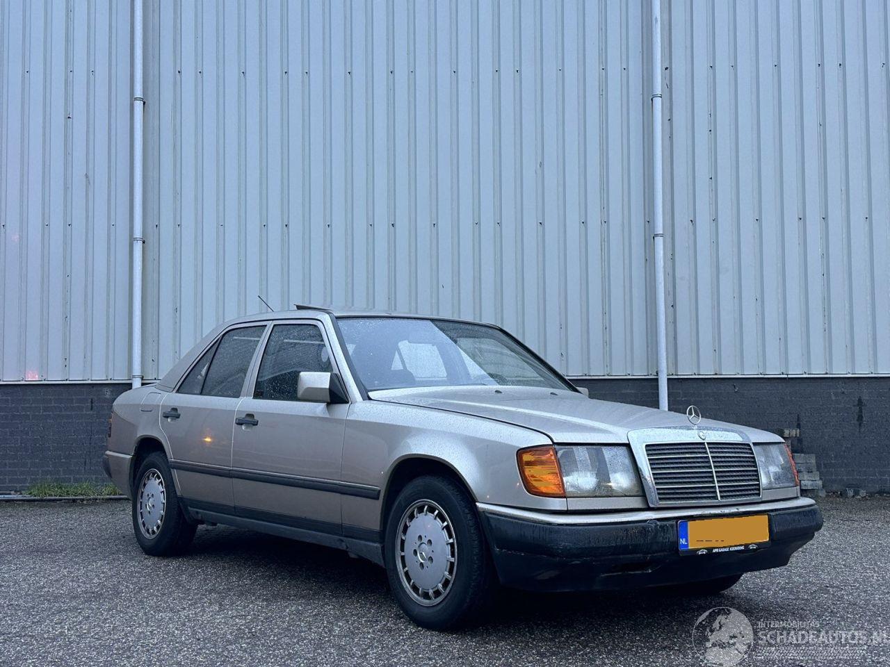 Mercedes  W124 230E