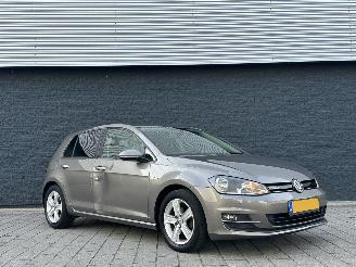 Schadeauto Volkswagen Golf 1.0 TSI HighLine 2017/1