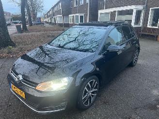 damaged passenger cars Volkswagen Golf 1.4 TSI ACT Highline DSG PANO 2013/5