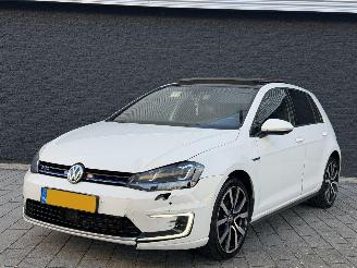 krockskadad bil auto Volkswagen Golf GTE PANO/AUTOMAAT/LEER 2015/2