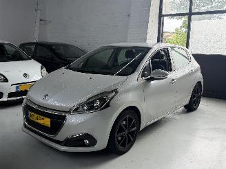 skadebil auto Peugeot 208 1.2 benzine led/navi 2017/4