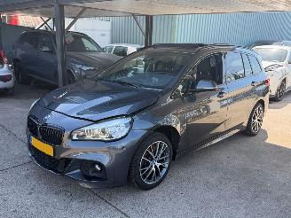 damaged passenger cars BMW 2-serie 220i M PERFORMANCE PANO XENON 7 PERSOONS 2016/11