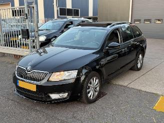 damaged passenger cars Skoda Octavia 1.6TDI Greentech Pano DSG 2016/4