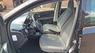 Volkswagen Up! cross up  1.0i  75pk 5drs airco picture 3
