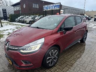 Voiture accidenté Renault Clio 0.9 TCE ICONIC LICHTE RIJDBARE SCHADE! BOUWJAAR 2017 6750 EURO 2017/3