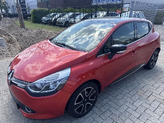 Damaged car Renault Clio 0.9 TCE DYNAMIQUE LICHTE SCHADE!  BOUWJAAR 2015  4850 EURO 2015/4