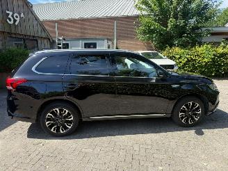 Damaged car Mitsubishi Outlander 2.0PHEV  PLUGIN PREMIUM LUXE UITVOERING 2016/12