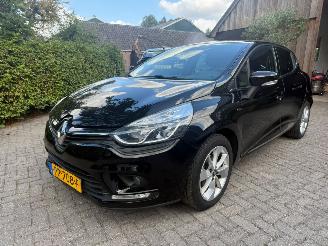 krockskadad bil auto Renault Clio 1.2 TCE LIMITED AIRCO NAVI CRUISE 2017/8