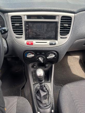 Kia Rio  picture 23