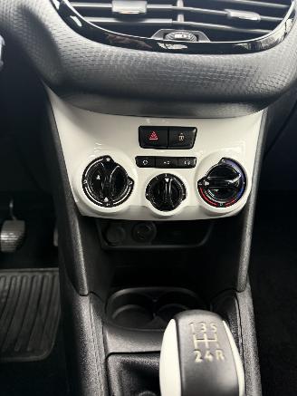 Peugeot 208  picture 17