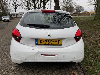 Peugeot 208  picture 4