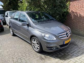 Damaged car Mercedes B-klasse 180 Business Class bak en motor uitgevallen 2010/6