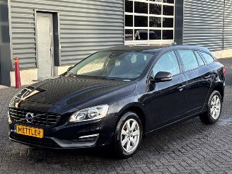 uszkodzony samochody osobowe Volvo V-60 1.6 T3 16V Combi/o  Benzine 1.598cc 110kW (150pk) FW 2014/2