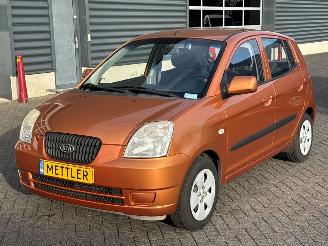 Damaged car Kia Picanto 1.0 12V Hatchback  Benzine 999cc 45kW (61pk) FWD 2005/12