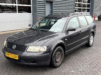 Vaurioauto  passenger cars Volkswagen Passat 1.8 20V Combi/o  Benzine 1.781cc 92kW (125pk) FWD 2000/11