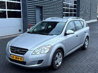 krockskadad bil auto Kia Cee d 1.4 16V Combi/o  Benzine 1.396cc 80kW (109pk) FWD 2009/7