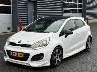 Vaurioauto  passenger cars Kia Rio 1.4 CVVT 16V Hatchback  Benzine 1.396cc 80kW (109pk) FWD 2014/9