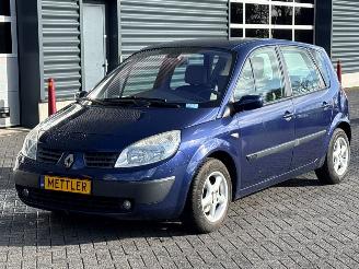 Vaurioauto  passenger cars Renault Mégane Scénic 1.6 16V MPV  Benzine 1.598cc 83kW (113pk) FWD 2005/1