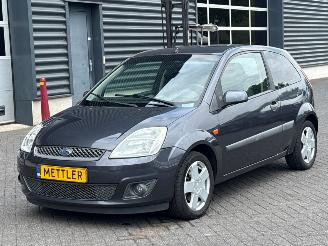 Voiture accidenté Ford Fiesta 1.3 Hatchback  Benzine 1.299cc 51kW (69pk) FWD 2006/11