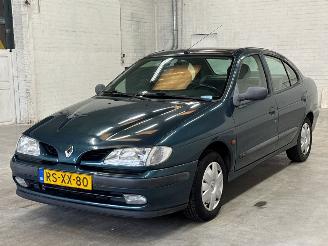 Schadeauto Renault Mégane 1.6i Sedan 4Dr Benzine 1.598cc 66kW (90pk) FWD 1997/6