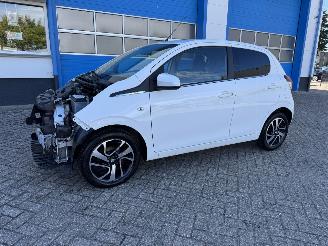 damaged passenger cars Peugeot 108 1.0 e-VTI  ALLURE 2021/10