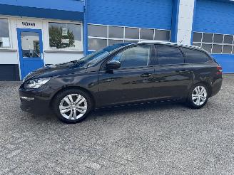 Vaurioauto  passenger cars Peugeot 308 1.2 PURE TECH  BLUE LION 2017/4