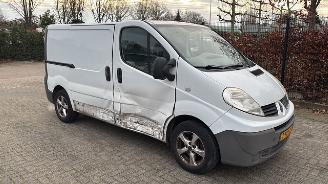krockskadad bil bedrijf Renault Trafic 2.0 DCI Airco Navi 3-pers 2011/11