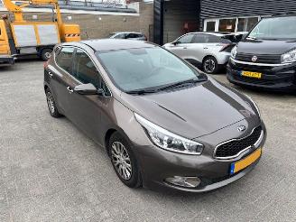 Vaurioauto  passenger cars Kia Cee d 1.6 GDI 20th Anniversary airco 2013/11