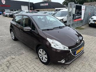 Damaged car Peugeot 208 1.2 Vti 5-drs airco 2012/10