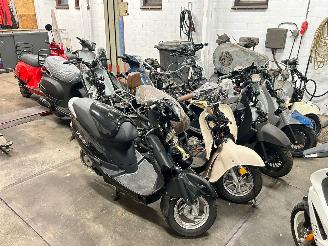 krockskadad bil bromfiets AGM  Partij 12 nieuwe scooters 2025/5