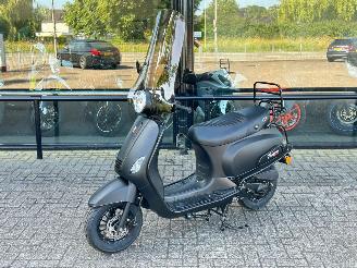 krockskadad bil bromfiets GTS  Toscana Nieuw! 2024/12